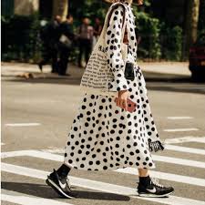 Acquista vestiti estivi (casual) su stylight: Vestiti E Scarpe Da Ginnastica Abbinare Le Sneakers Roba Da Donne
