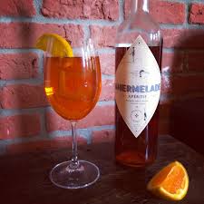 Spritz Tonic A L Amermelade Le Premier Aperitif Amer Quebecois Urbaine City Recipe Wine Bottle Rose Wine Bottle Alcoholic Drinks