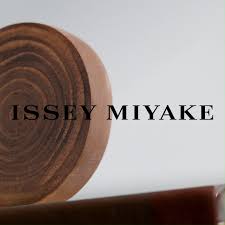 Issey Miyake L Eau D Issey Pour Homme Wood Wood L Eau D Issey Wood Wood La Version Mas Intensa Llena De Notas Amaderadas Video Perfume Puertas Correderas Madera Recetas Con Verduras