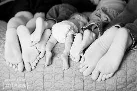 Creative Ways To Take Picture With Your Family Just Imagine Daily Dose Of Creativity Baby Pictures Baby Photos Baby Photography