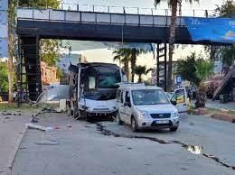 İki dakika sonra da patlama meydana geldi. dedi. Adana Da Polis Aracina Duzenlenen Bombali Saldiri Ani Kamerada Son Dakika