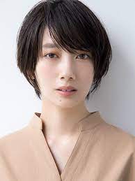 波瑠 がシャツワンピースをまとったら 話題の美女のベーシック oggi jp ショートヘア 女の子 ジャパニーズビューティー ヘアスタイリング