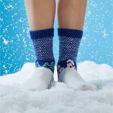 Da sie aus vier fäden gesponnen wurde, ist die wolle relativ dünn, durch den hohen anteil an schurwolle bleiben die füße später aber trotzdem schön warm. Anleitung 445 8 Socken Mit Winterlandschaft Aus Regia Uni 4 Fadig Von Schachenmayr 5 Versch Farben