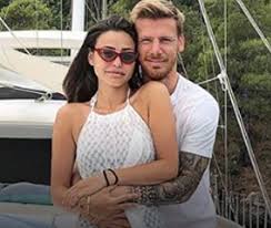 Henüz 19 yaşında, bursaspor'un gelecek başarılarına ortak olmak isteyen ve defans mevkiinde oynayan futbolcu. Soccer Player Serdar Aziz Told Team He Was Sick But His Wife Posted Them On Vacation On Ig Blacksportsonline