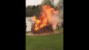 Entfernung der haltestelle für menschen mit behinderung zum eingangsbereich: Osterfeuer 2017 Im Britzer Garten Easter Fire Youtube