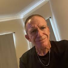 아니요 그녀는 선 코스트에 살고 있어요