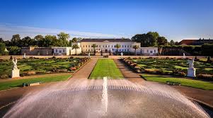 Mit einer fussläufigen entfernung von 600 m zu den herrenhäuser gärten und zum schloss herrenhausen platziert sich das appartementhaus herrenhäuser gärten in einer der schönsten. Fuhrung Durch Die Herrenhauser Garten Konigliche Gartenpracht
