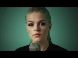 Davina michelle zullen de meeste mensen vast wel kennen vanwege haar werk als youtuber en bovenal zangeres. Lathi Weird Genius Ft Sara Fajira Cover By Davina Michelle Youtube Davina Michelle Genius