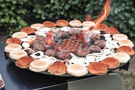 Mit Der Feuerplatte Burger Grillen Feuerplatte Lebensmittel Essen Grillplatte