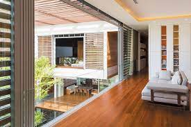 Lalu, desain rumah mungil terasa mewah dengan dua kamar tidur dan area utama yang cukup lapang serta penggunaan tone warna dominan putih dengan beberapa aksen hitam. Desain Rumah Minimalis Open Space Infowajo Com