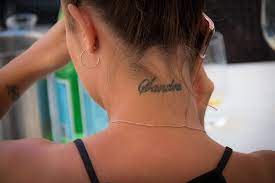 Dicen que los tatuajes más llebados en el 2015 seran los tatuajes en el cuello, y aqui os dejo algunos con cruces y infinito. Tatuajes En El Cuello Para Mujer Sus Pros Y Sus Contras Tatuantes