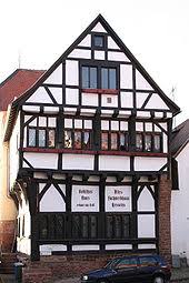 Das ursprüngliche rote haus stand weiter südlich und massiv aus rotem sandstein gebaut, woher auch der name stammt. Neues Rotes Haus Am Markt Wikipedia