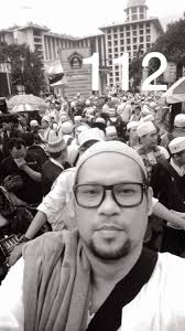 Suka sama Naif? Ini bassist-nya, Emil a.k.a Mohammad Amil Hussein (putera  dari alm KH Hussein Umar, Ketua Dewan Dakwah Islamiyah Indonesia).