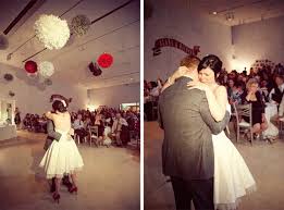 Impactante combinación de rosas blancas y orquídeas blancas. Detalles En Rojo Y Negro Para Tu Boda Bodaestilo La Web De Tu Boda