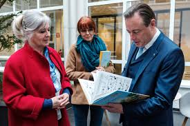 Zo blij zijn we dat u een eeuwenoud debat eindelijk beslecht. Piet Pienter En Bert Bibber Integrale Uitgave Van Populaire Stripreeks Maakt Groot Fan Br Bart De Wever Bijzonder Gelukkig Foto Pzc Nl