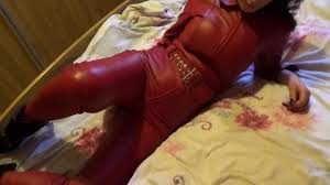 Fetish sharlotzika tuta in pelle rossa succhia e scopa