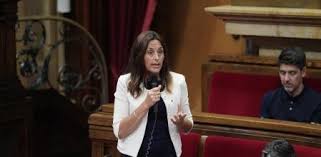 Gracie bon porn dressed in a long t-shirt with her member