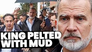 King of Spain pelted with mud and rocks