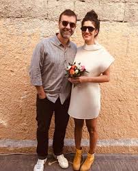 She was born in 1960s, in generation x. Antonia Pellegrino Oficializa A Uniao Com Marcelo Freixo Mini Vestido Branco Direitos Das Mulheres Moda