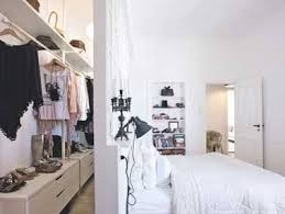 Deco Chambre 10 Dressing Futes Dans La Chambre Parentale Deco Chambre Amenagement Chambre Chambre Parentale Avec Dressing