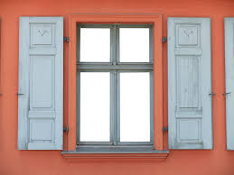 Bagaimana tidak, rumah dari kayu dengan warna yang begitu natural serta jendela kaca yang cukup ditambah dengan udara yang sejuk dari luar rumah akan membuat seisi rumah betah tinggal didalamnya. Jendela Daun Kayu Foto Gratis Di Pixabay
