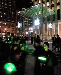 O navio 'rainbow warrior', da greenpeace, está prestes a partir. Greenpeace S Latest Apple Stunt If You Can T Beat Em Light Em Ars Technica
