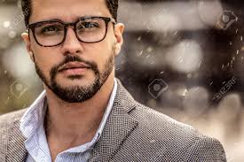 Retrato De Homem Bonito Com Barba Usando Óculos E Olhando Para A Câmera.  Estilo Elegante. Um Modelo Pequeno. Foto Royalty Free, Gravuras, Imagens e  Banco de fotografias. Image 189675621