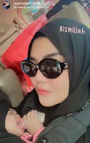 Mengawali Tahun dengan Umroh, Rosa Meldianti Keponakan Dewi Perssik Bagikan  Potret Hangat Bersama Suami dan Anak