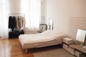 Ein Wunderschones Helles Grosses Schlazimmer Coole Individuelle Einrichtungsideen Wie Eine Grosse Bahnhofsuh Zimmer Zimmer Einrichten Schlafzimmer Einrichten