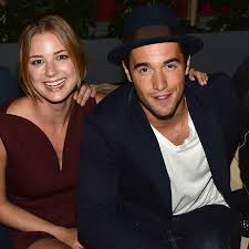  Emily Vancamp Marries Revenge Costar Josh Bowman In The Bahamas