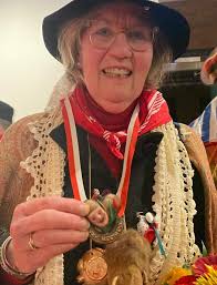 Vertrekkend wethouder Demmers krijgt Art vor Vastenavend bij Bergse  Boeremaaltijd