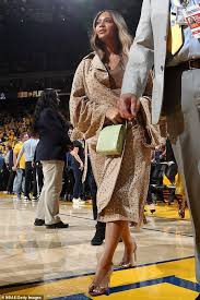 Beyonce And Jay Z Watch Rapt As The Warriors Play The Raptors From Courtside Seats During Nba Finals Beyonce And Jay Beyonce And Jay Z Beyonce