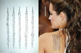 The tattoos have meanings and symbols you have to know and add to your tattoo compilation. Buddhistische Symbole Bedeutung Sak Yant Angelina Jolie Buddhistische Symbole Tattoos Buddhistische Symbole Buddhistische Tatowierungen