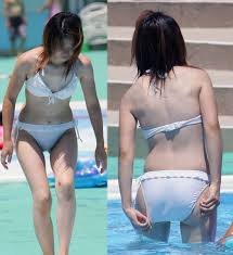 お尻に食い込んだ水着を直す女の子のこの仕草…無自覚に男を興奮させるお尻がエロい水着エロ画像 | エロ画像CLUB