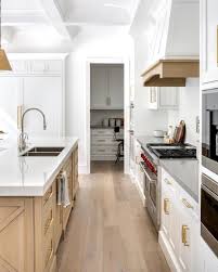 However, i can't do all white at christmas so i compromise with my other self who loves red!!! Lindye Galloway Interiors On Instagram When You Pair The Perfect Touch Of Wood White Brass This Kitchen Is White Oak Kitchen Oak Kitchen Kitchen Design