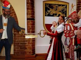 We provide a wide selection of sensors (shape, length, diameter) according to the measured objects and the machines. Karneval Zu Corona Zeiten Faschingsbeginn Wird In Rostock Virtuell Gefeiert Nnn De