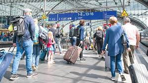 Bahnstreik — bahn|streik … die deutsche rechtschreibung. Bahnstreik Lokfuhrer Legen Verkehr Lahm Das Ist Eine Frechheit