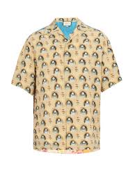 There is an abundance of dress shirts for sale online and in stores, all with very minor differences between them to the untrained eye. Gucci Men S Anime Graphic Short Sleeve Silk Shirt Pink In Multi Modesens