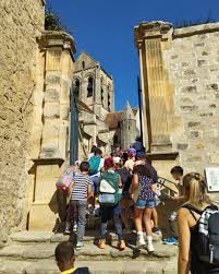 🎨 Retour en images sur @lesenfantsdupatrimoine &agrave; Auvers-sur-Oise ! ✨  L'&eacute;glise Notre-Dame de l'Assomption, joyau architectural du XIIe si&egrave;cle  m&ecirc;lant style roman et touches de gothique primitif, a accueilli de jeunes  explorateurs