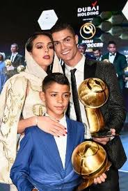 La modelo y el futbolista mantienen una relación hace más de tres años y tienen una hija. Ø¨Ø¹Ø¯ Ø§Ø±ØªØ¯Ø§Ø¦Ù‡Ø§ Ø§Ù„Ù‚ÙØ·Ø§Ù† Ø§Ù„Ù…ØºØ±Ø¨ÙŠ Ø²ÙˆØ¬Ø© Ø±ÙˆÙ†Ø§Ù„Ø¯Ùˆ ØªÙˆØ¬Ù‡ Ø±Ø³Ø§Ù„Ø© Ø¨Ø§Ù„Ø¹Ø±Ø¨ÙŠ Ù„Ø¯Ø¨ÙŠ ØµÙˆØ± Ø¨ÙˆØ§Ø¨Ø© Ø£Ø®Ø¨Ø§Ø± Ø§Ù„ÙŠÙˆÙ… Ø§Ù„Ø¥Ù„ÙƒØªØ±ÙˆÙ†ÙŠØ© Cristiano Ronaldo Ronaldo Cristinao Ronaldo