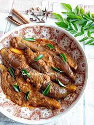 Selain ayam masak merah yang sangat sedap di sini, pajeri terung adalah lauk yang biasa dimasak oleh wan chu untuk hidangan kami setiap kali berkunjung ke rumah mereka di sungai besi ketika itu.gembira hati tidak terkira bila dapat menghubungi wan chu semula. Pajeri Terung Yang Sedap Dan Menambat Selera Buat Orang Lapo