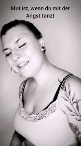 Mut ist wenn du mit der Angst tanzt das was du nicht ganz kannst trotzdem  versuchst, Mut ist, wenn du wieder aufstehst, Pflaster auf die Haut klebst  und weiter suchst...