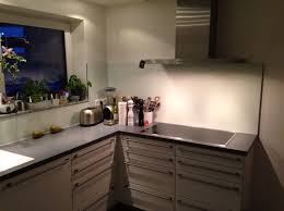 Stauraum hat man nie genug, deshalb ist gerade in einer kleinen küche eine komfortable innenausstattung besonders wichtig. Kleine L Kuche Mit Hochschranken In Mattlack Weiss U Grau Kuchenplanung Einer Kuche Von Schuller