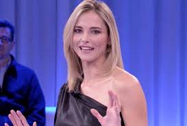 Sta diventando un caso manuela moreno, la giornalista del tg2 che conduce l'edizione serale della domenica, dopo aver presentato il telegiornale con un abito succinto, che evidenziava il seno prosperoso. Francesca Fialdini Dice No Il Grande Rifiuto Rai Della Conduttrice