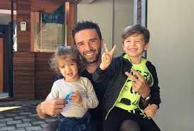 Daha önce fenerbahçeli futbolcu caner erkin eşi asena erkin'e, galatasaraylı sabri sarıoğlu da eşi. Gokhan Gonul Nereli Kac Yasinda Ailesi Oynadigi Takimlar Ve Hayati