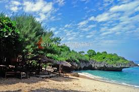 Pantai di gunung kidul ini menawarkan pemandangan pantai yang menawan apalagi anda bisa mendaki bukit karang yang bisa leluasa melihat seluruh. Pantai Ngandong Gunungkidul Birunya Langit Dan Putihnya Pasir Pantai Teamtouring