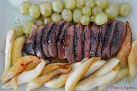 S'il est une viande dont la cuisson est délicate pour bien la réussir, c'est le magret de canard. Magret De Canard Poele Aux Raisins Et Aux Poires Sauce Au Miel Plaisir Et Equilibre
