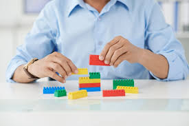 Monta los edificios tipo puzzle con las piezas de que dispones. 7 Beneficios De Jugar Y Aprender Con Piezas De Lego Universidades Cr