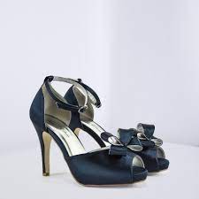 Ci piacciono così tanto perché possiamo scegliere il modello più adatto al nostro mood del momento e abbinarlo a tanti outfit diversi. Outlet Borse Accessori E Scarpe Tutte Le Offerte Da Uomo E Donna Su Riccishop