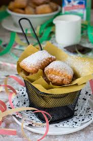With all the lemons we have in the garden there was no doubt mamma mariolina was going to make quadrotti a limone. Quadrotti Di Carnevale Con Crema E Cioccolato